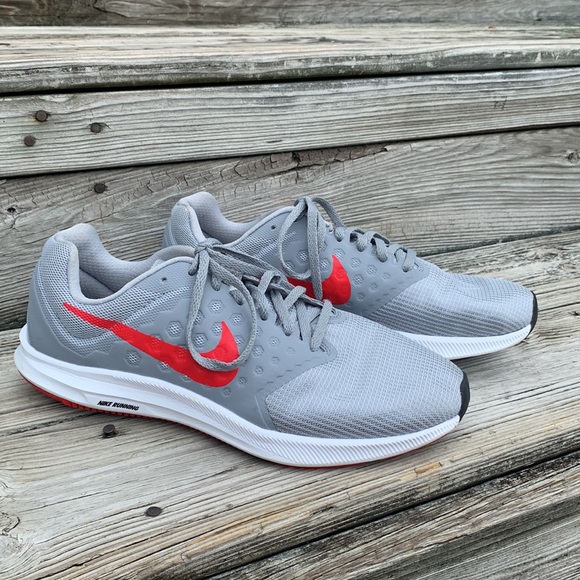 Nike Running Shoe ♥️☑️⚪️ - Picture 2 of 4